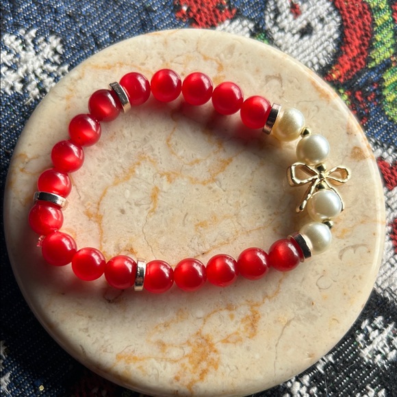 Handmade Jewelry - Elegant Red Catseye and Gold Bow Beaded Bracelet